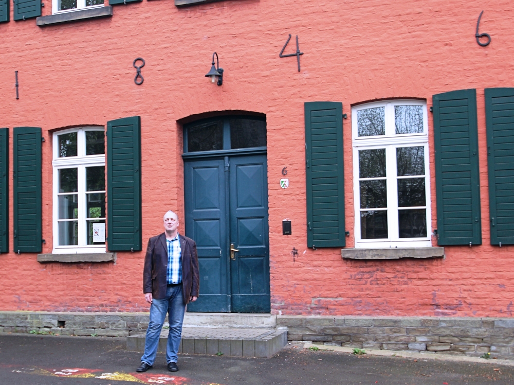Christoph Kämper vor der alten Birker Schule